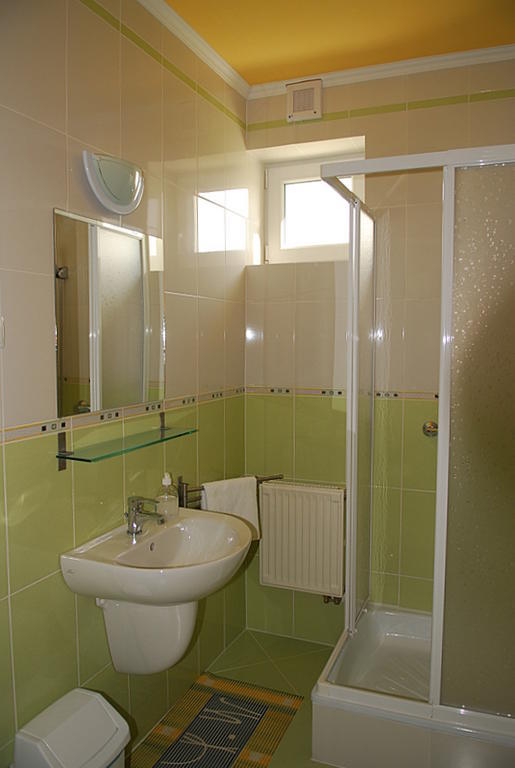 Kondics Apartmanhaz Sárvár Zimmer foto